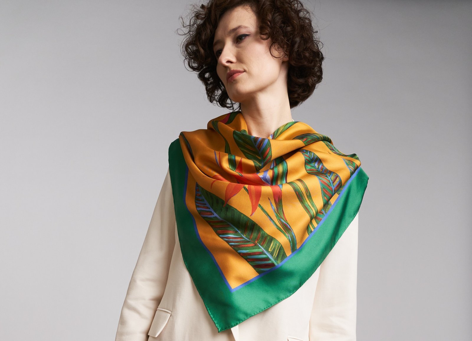 Pañuelo de seda en colores brillantes