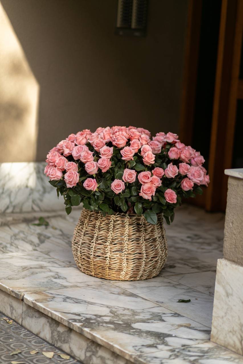 Rosas rosadas en una cesta