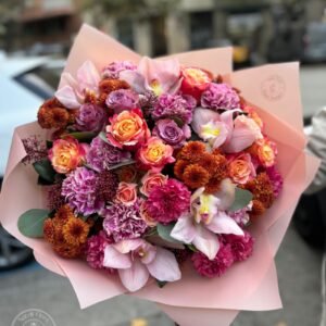 Ramo otoñal de rosas, claveles y orquídeas