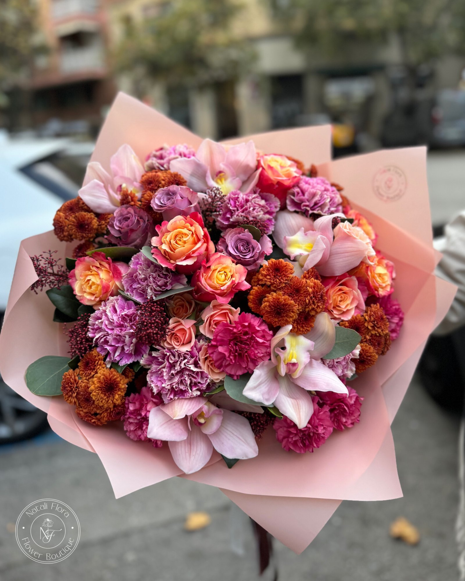 Ramo otoñal de rosas, claveles y orquídeas